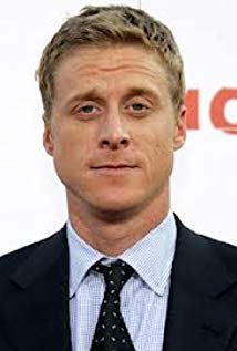 How tall is Alan Tudyk?